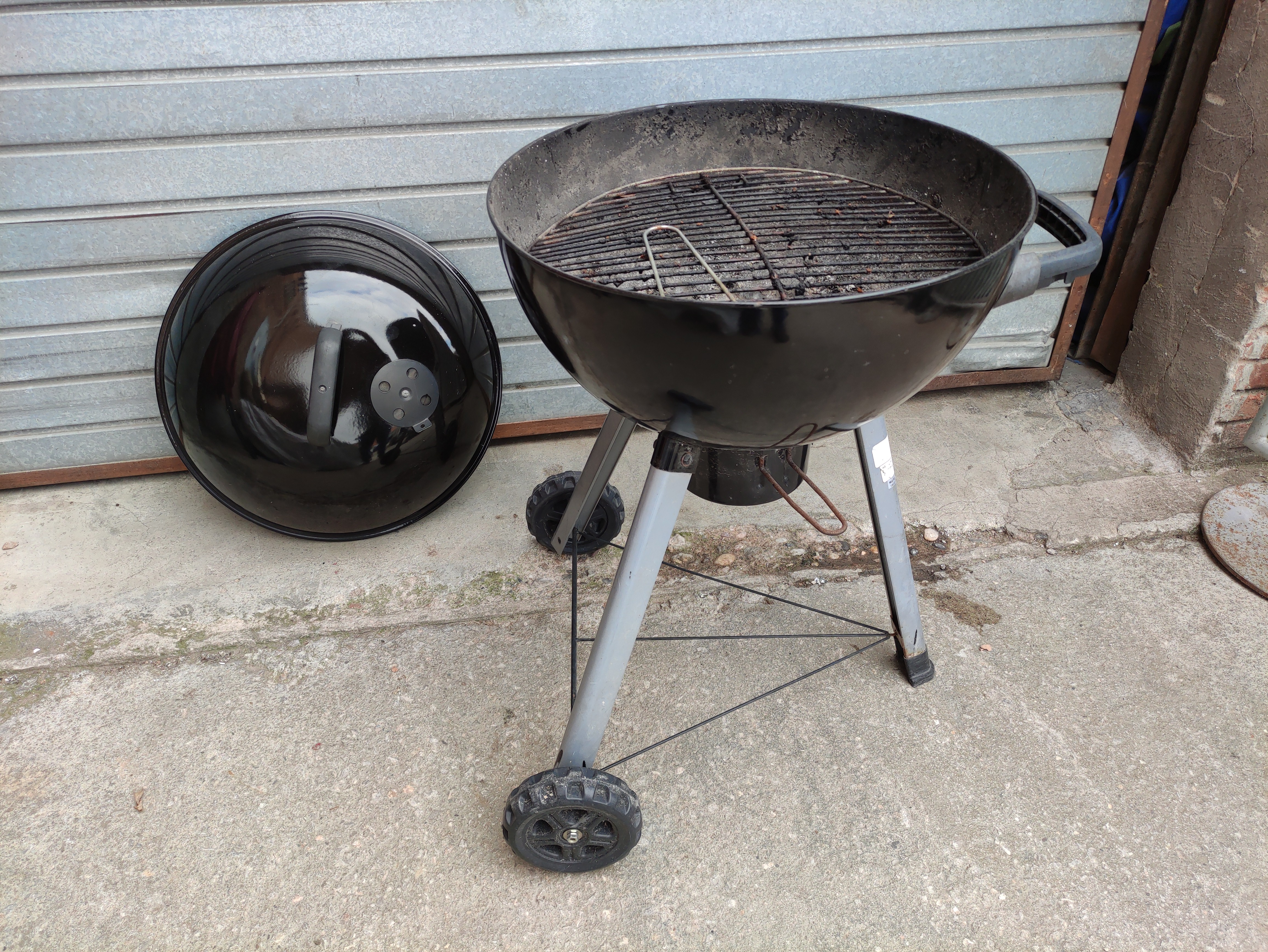 barbacoa metal negro usada 80-104x65x57 1u